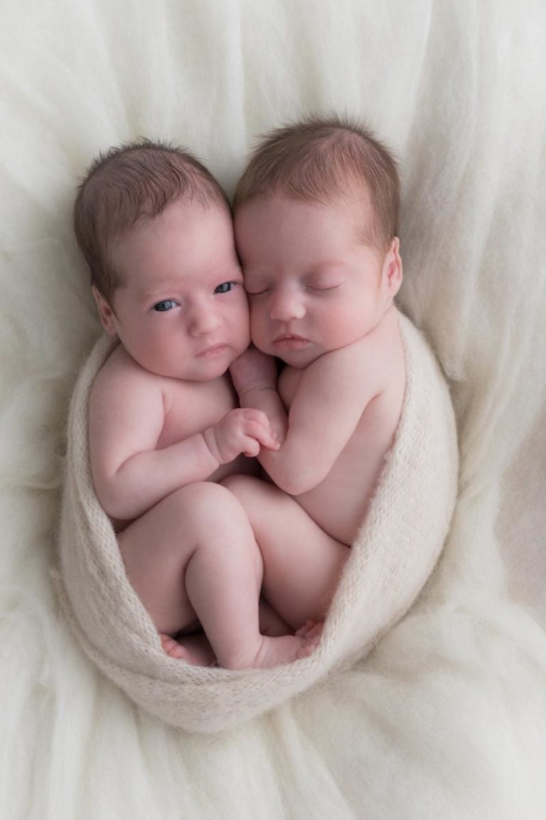 Newborn Twins Photography poses, tips and ideas 3