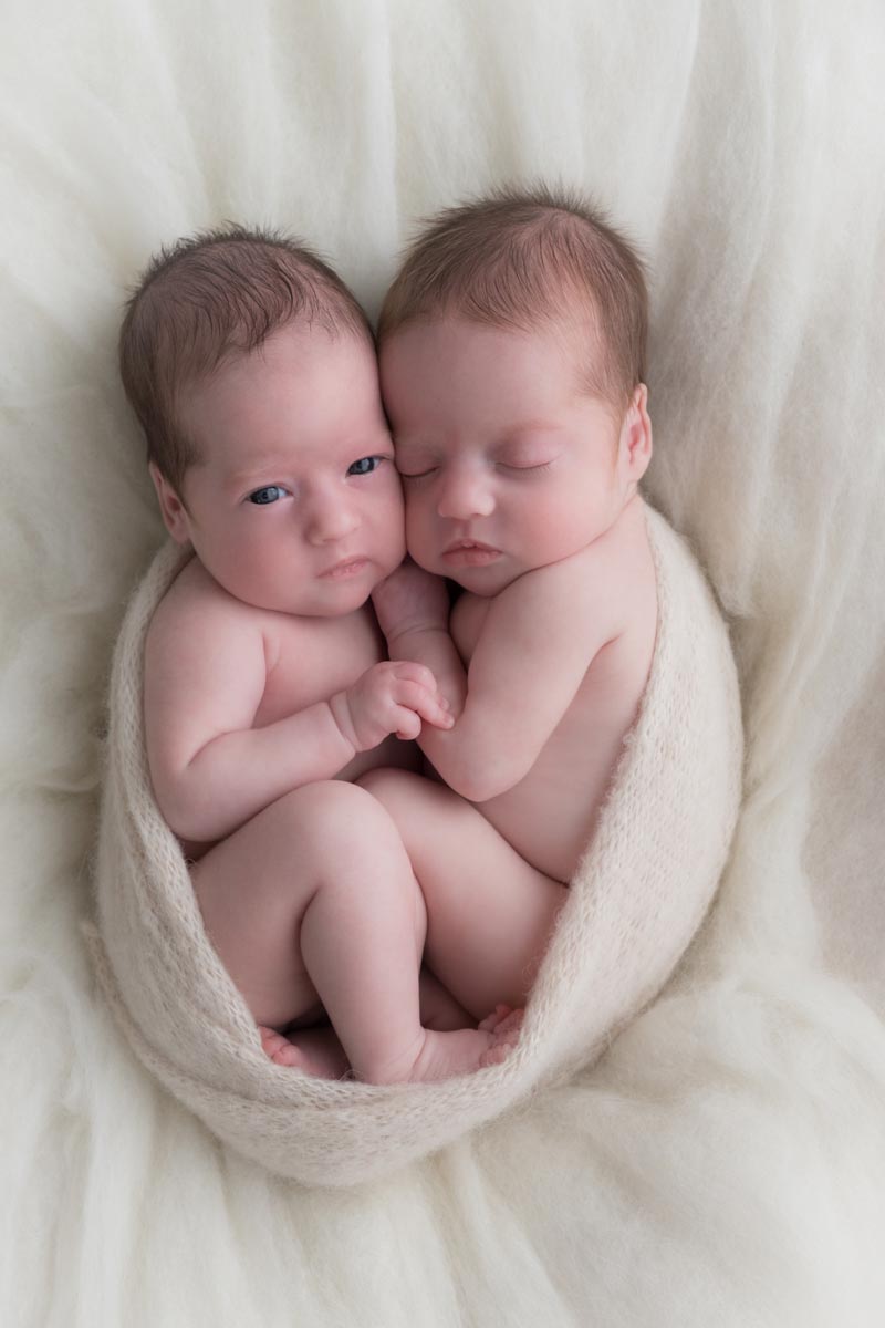 Newborn Twins Photography poses, tips and ideas 12