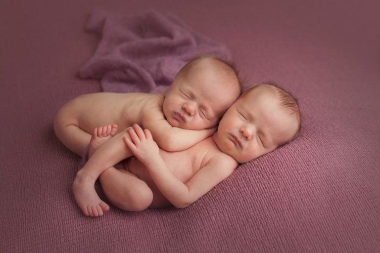 Newborn Twins Photography poses, tips and ideas 23