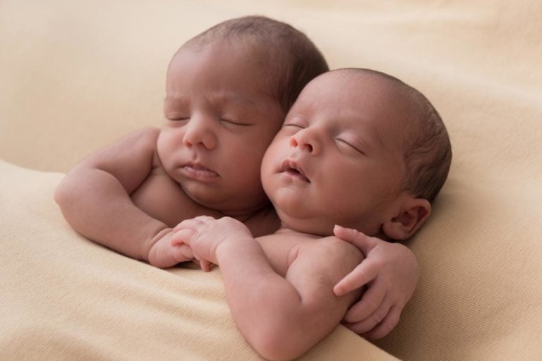 Newborn Twins Photography poses, tips and ideas 40