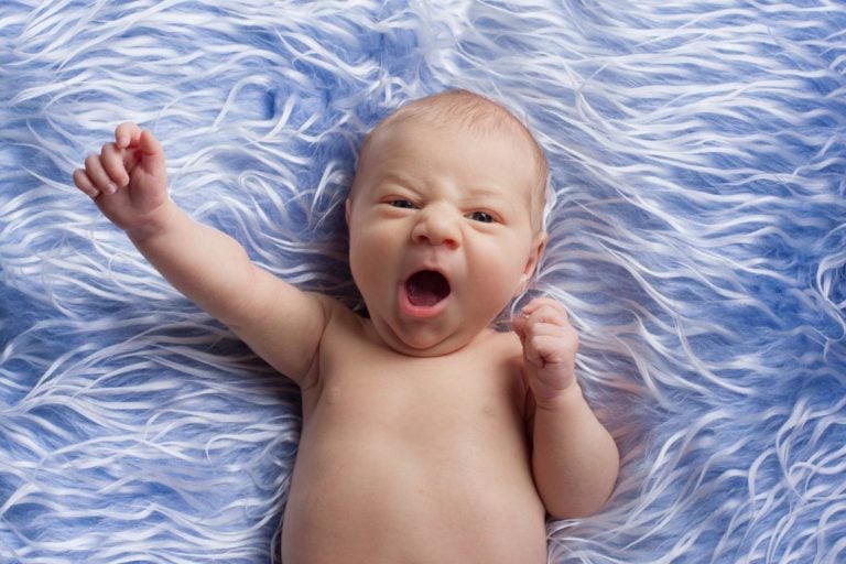 How to take awake newborn photos and manage fussy baby 4