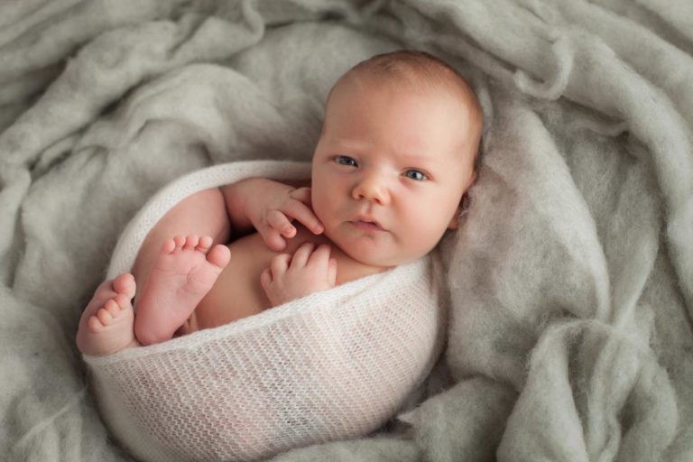 How to take awake newborn photos and manage fussy baby 7