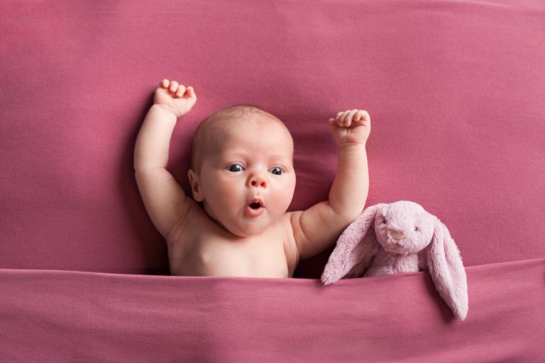 How to take awake newborn photos and manage fussy baby 8