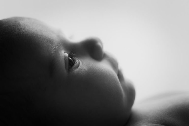 How to take awake newborn photos and manage fussy baby 14