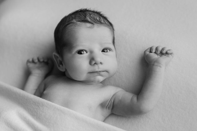 How to take awake newborn photos and manage fussy baby 15