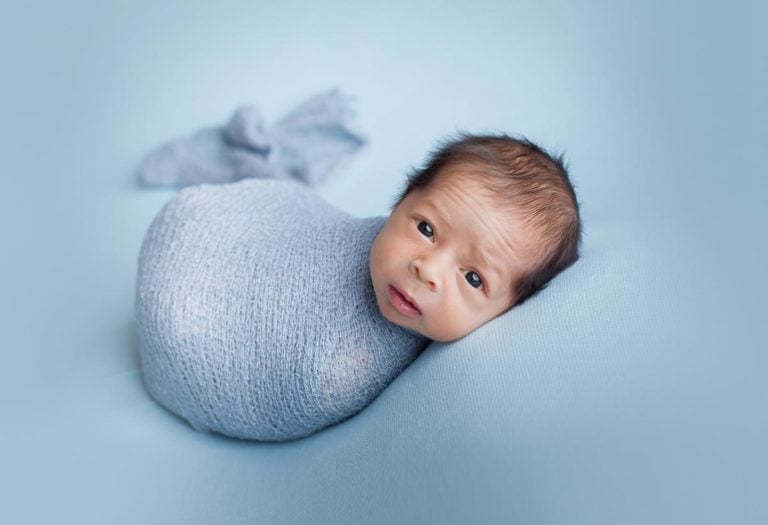 How to take awake newborn photos and manage fussy baby 9