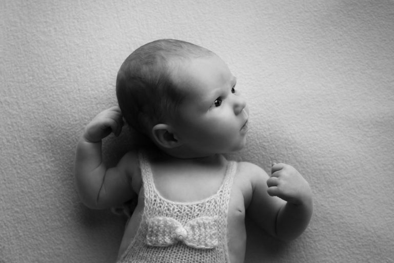How to take awake newborn photos and manage fussy baby 16