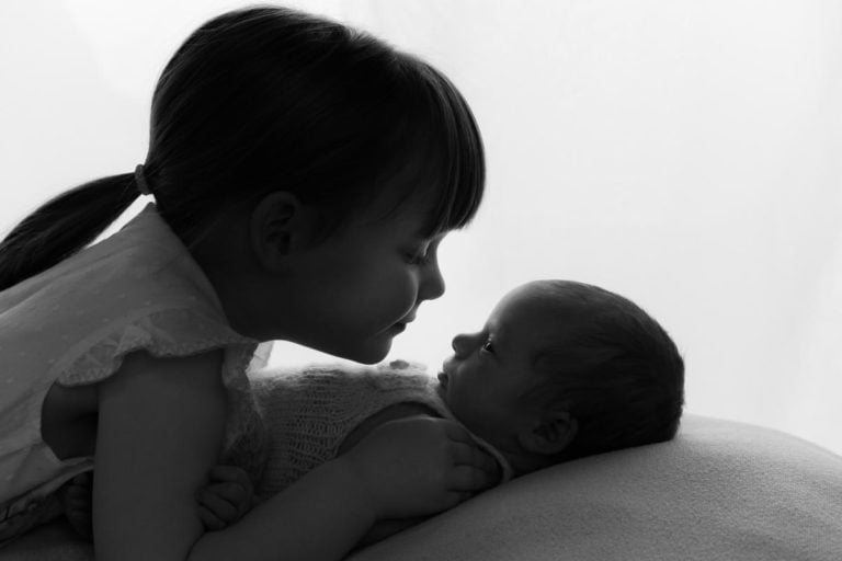 How to take awake newborn photos and manage fussy baby 17
