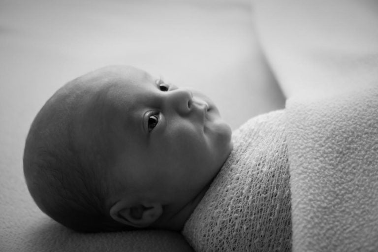 How to take awake newborn photos and manage fussy baby 19