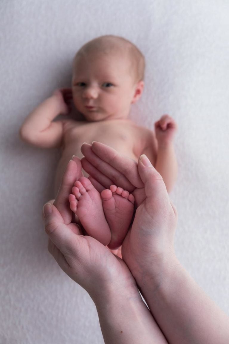 How to take awake newborn photos and manage fussy baby 20