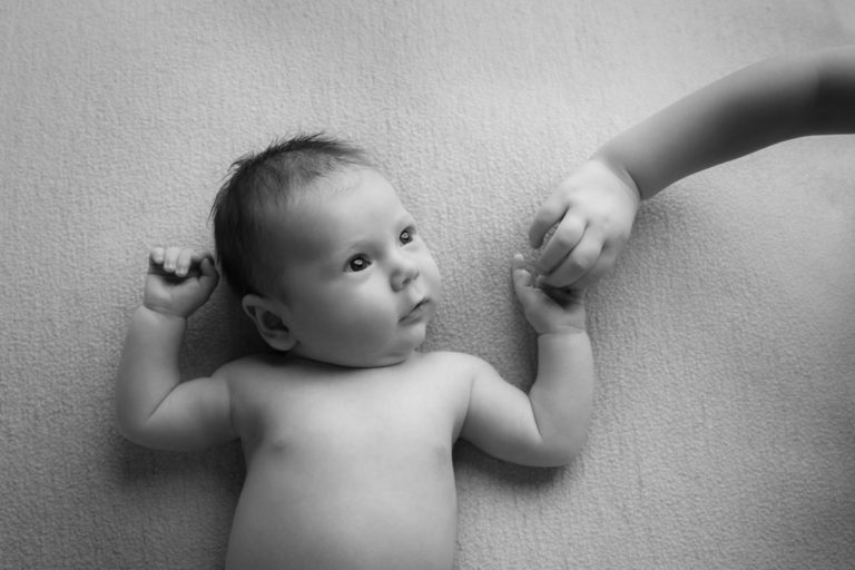 How to take awake newborn photos and manage fussy baby 22