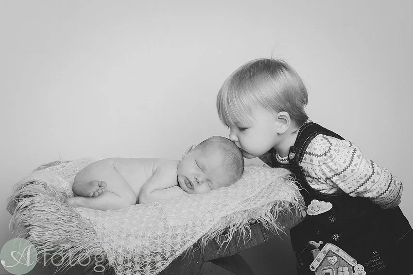Sibling photos with newborn baby How-To Guide 16