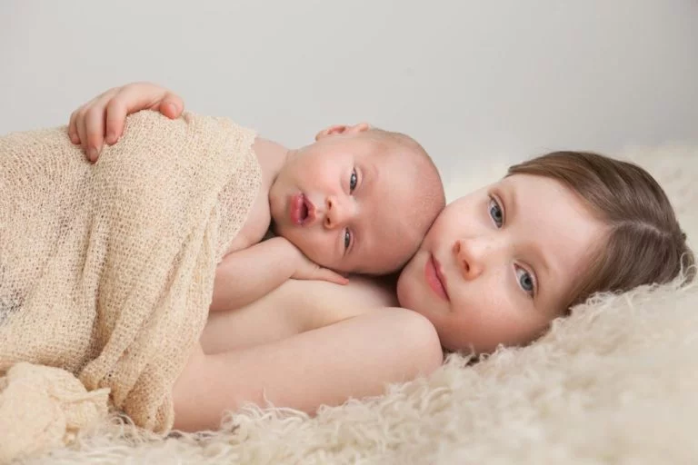 Sibling photos with newborn baby How-To Guide 40