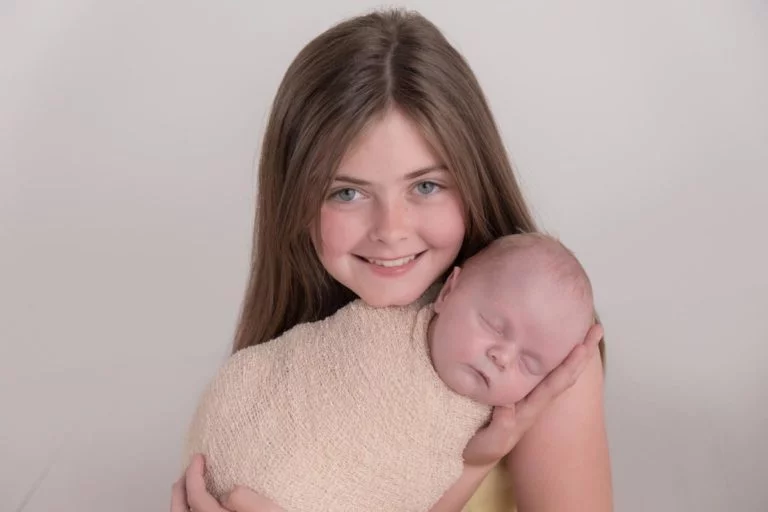 Sibling photos with newborn baby How-To Guide 38