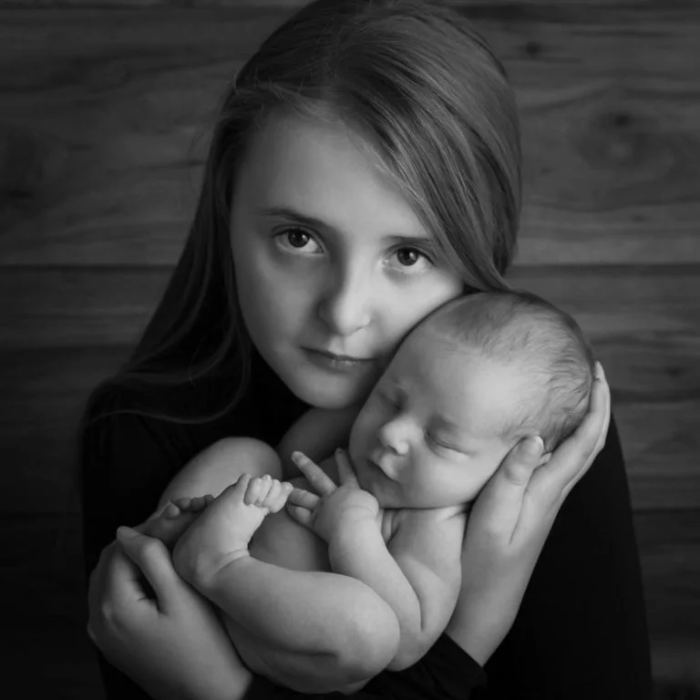 Sibling photos with newborn baby How-To Guide 39
