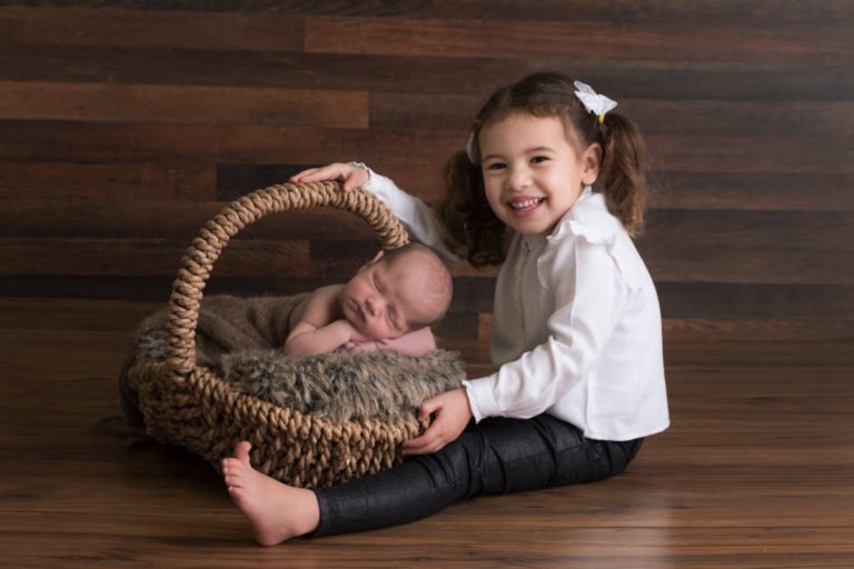 Sibling photos with newborn baby How-To Guide 32