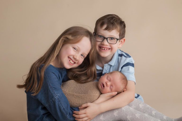 Sibling photos with newborn baby How-To Guide 45