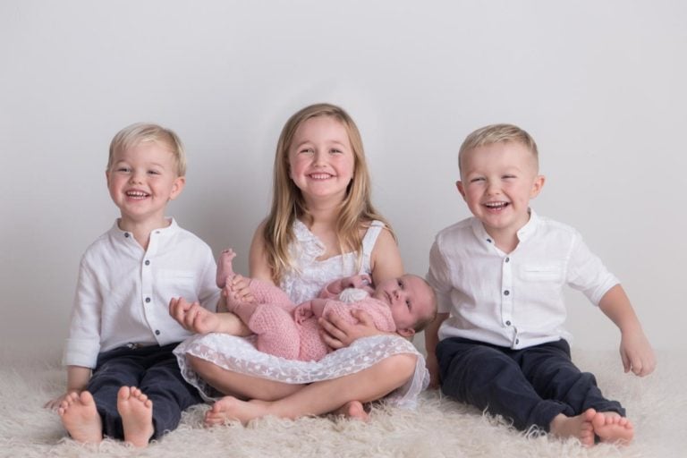 Sibling photos with newborn baby How-To Guide 47