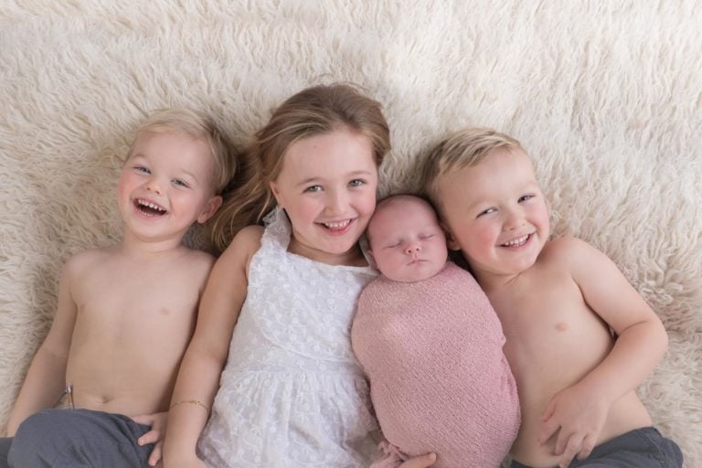 Sibling photos with newborn baby How-To Guide 43