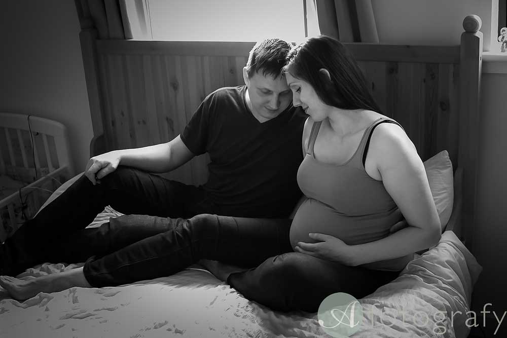 couple posing during maternity photo shoot