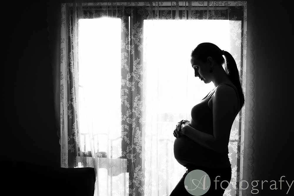DIY home photo shoot maternity session silhouette photo against the window