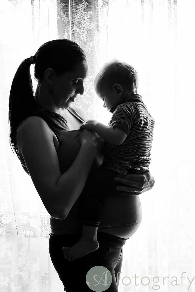 mum and baby diy maternity session at home black and white photo