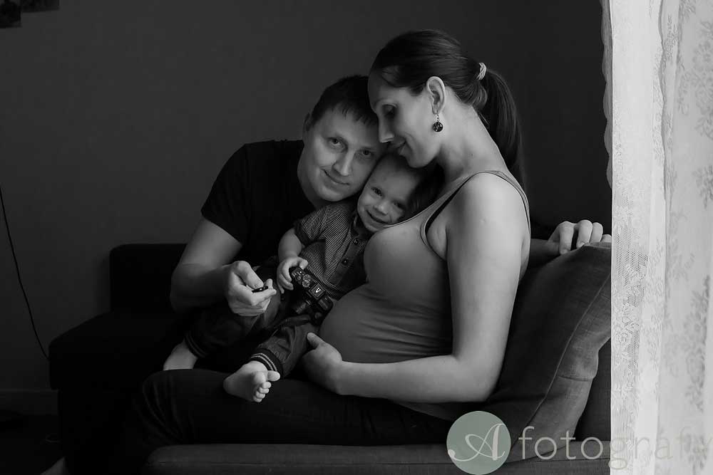family portrait during pregnancy home photo session on the sofa
