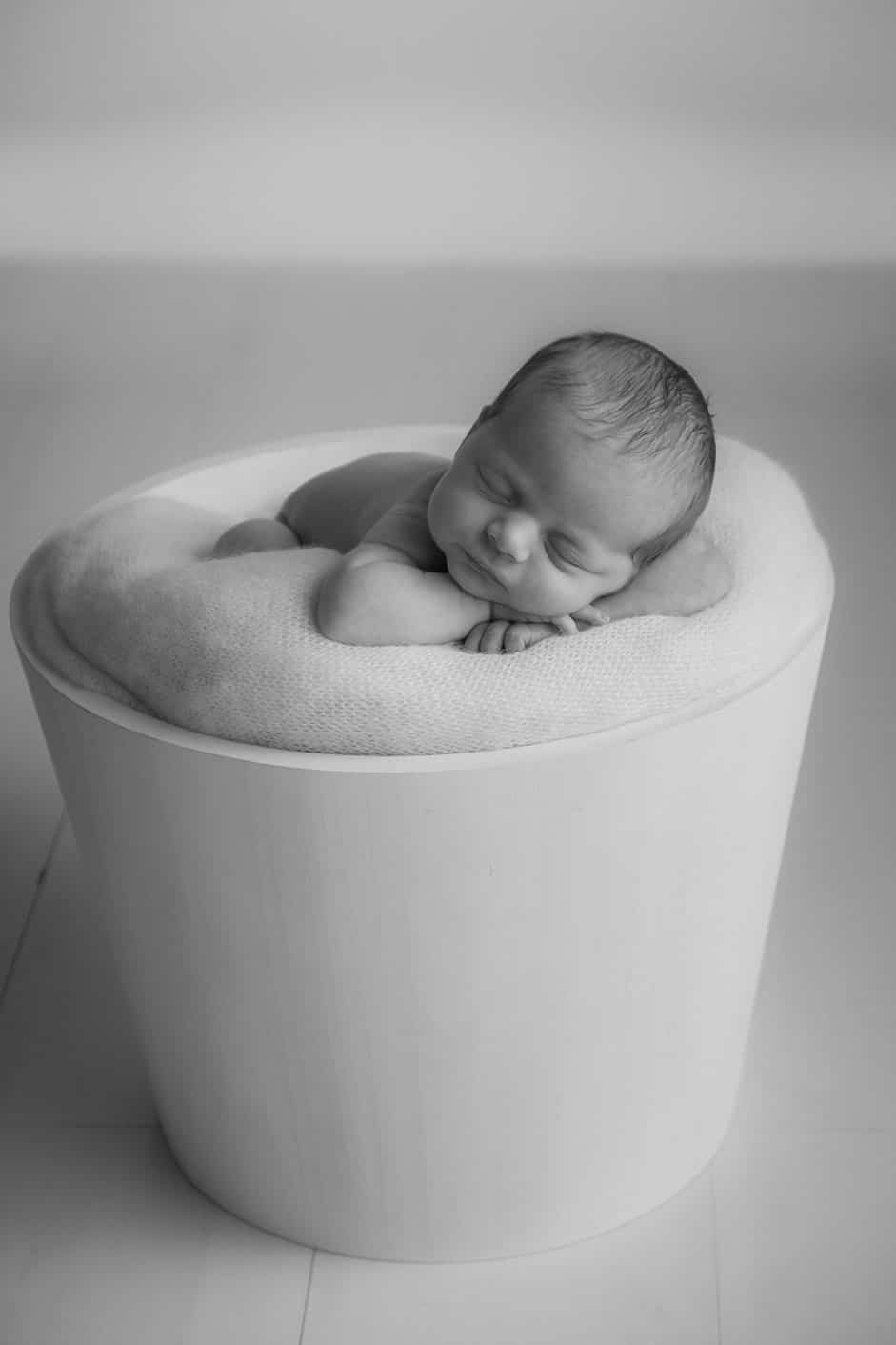 Home or studio newborn photo session. 2