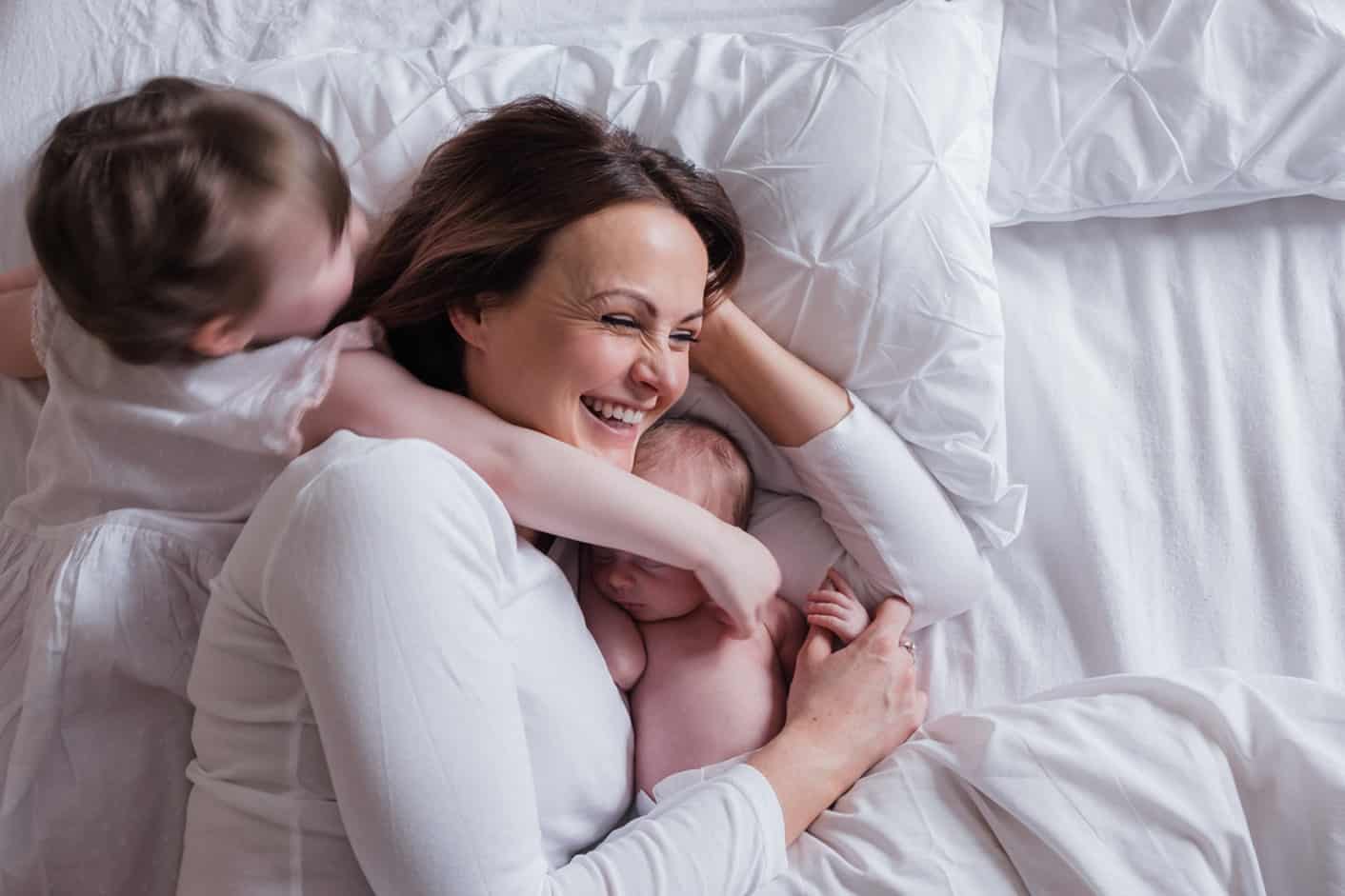 mum and newborn photos in bed at home