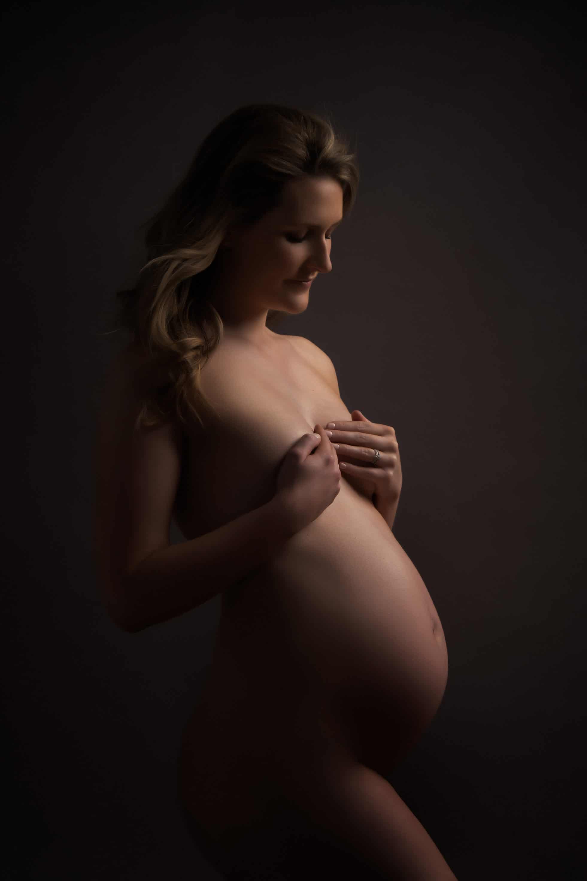 Nude maternity photo at Edinburgh studio