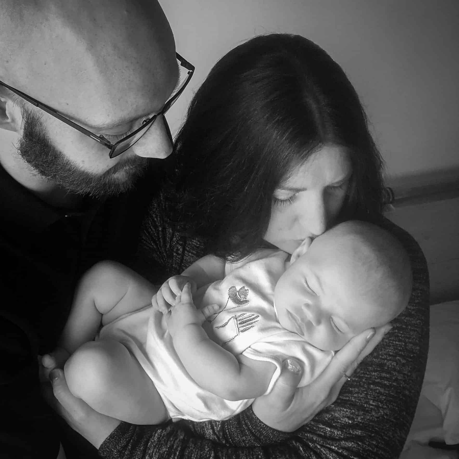newborn-and-parent-photos-with-mum,-dad-at-home-005 11