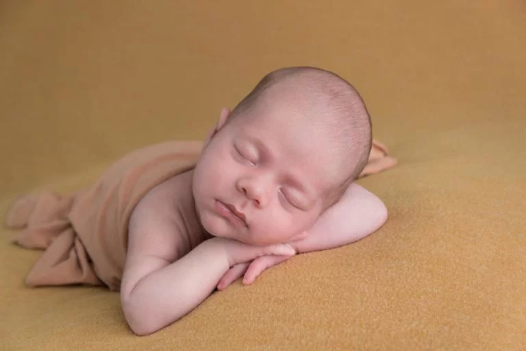 When is the best time for newborn photos 8