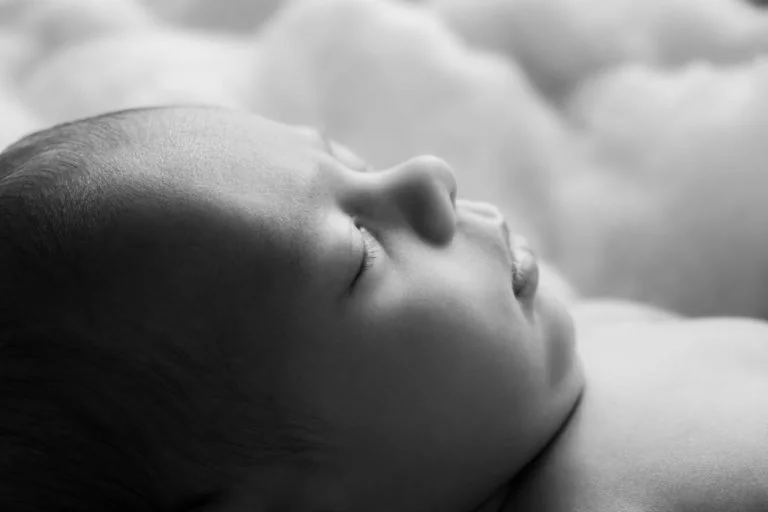 When is the best time for newborn photos 16