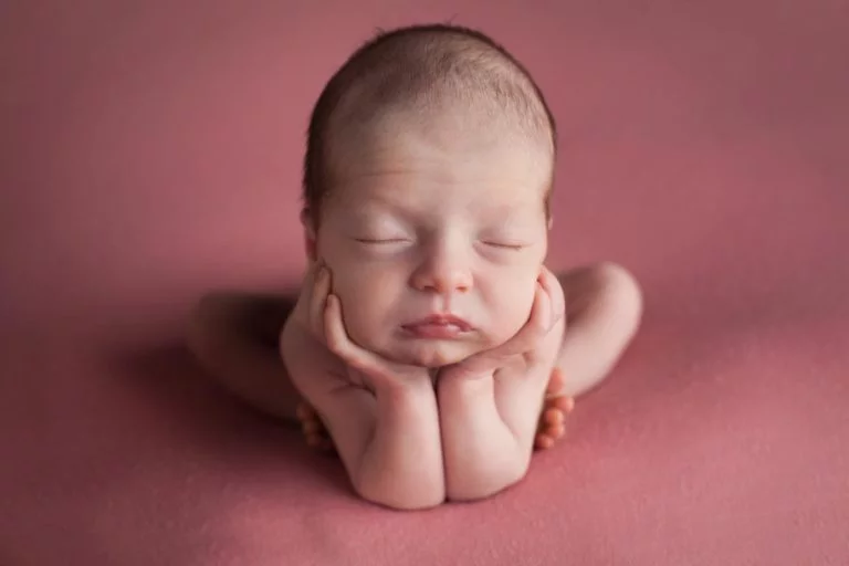 When is the best time for newborn photos 32