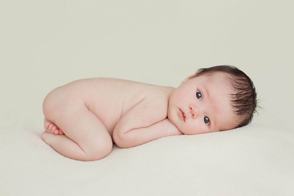 How to take awake newborn photos and manage fussy baby. 