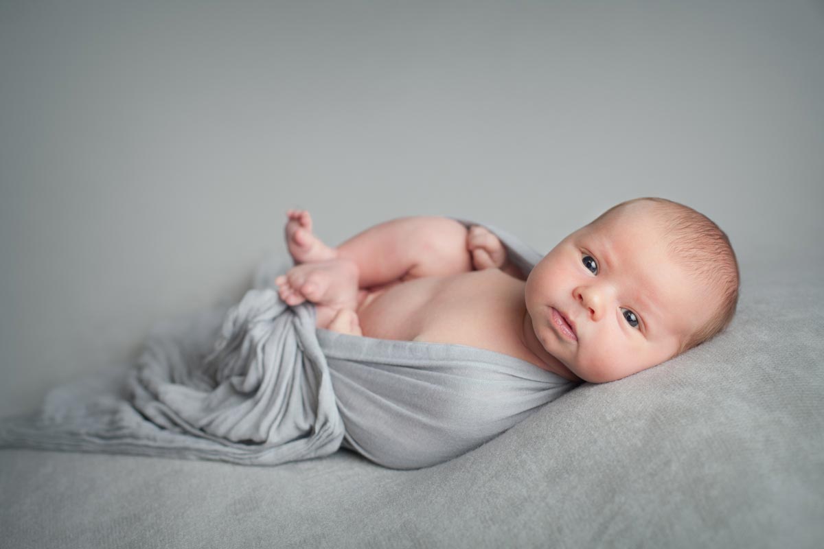 How to take awake newborn photos and manage fussy baby 2