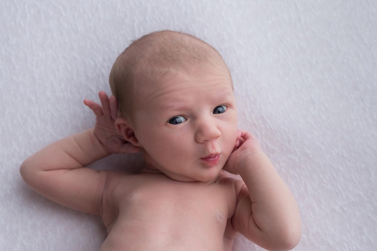 How to take awake newborn photos and manage fussy baby 3