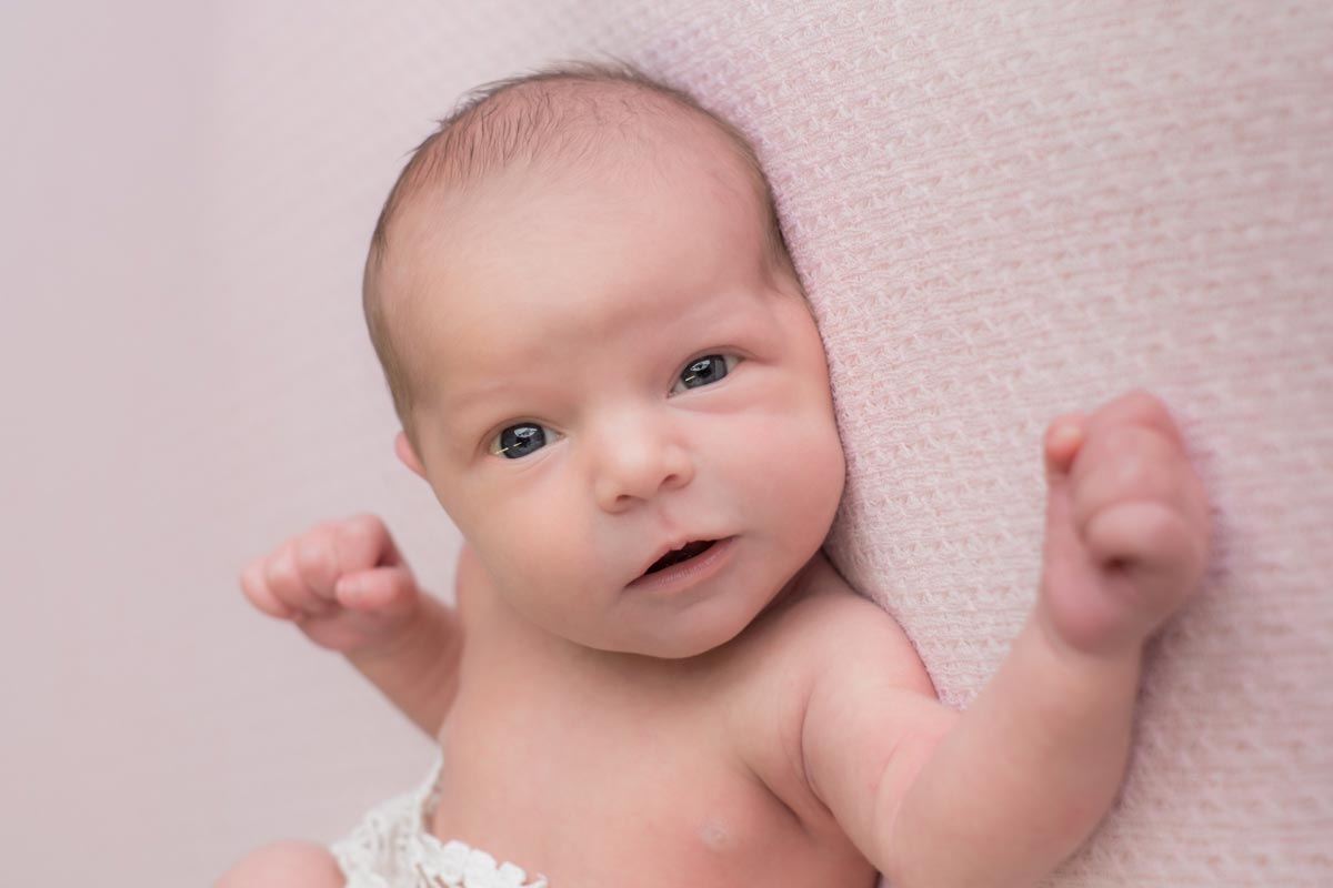 How to take awake newborn photos and manage fussy baby 1