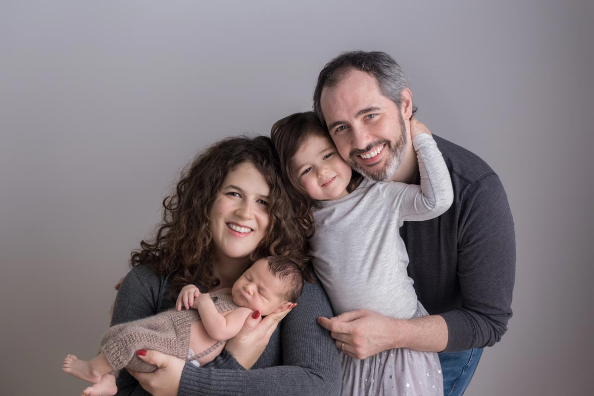 Newborn family photos with siblings and dogs. 3