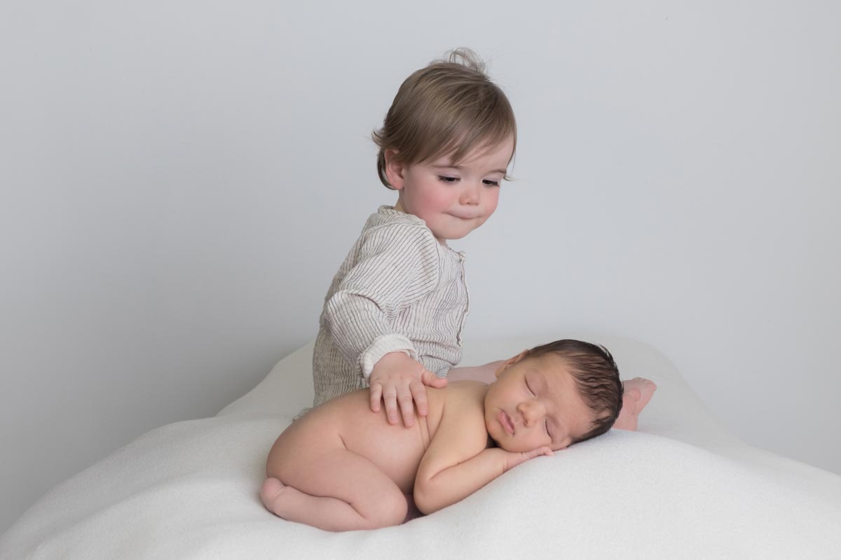 Sibling photos with newborn baby How-To Guide 7
