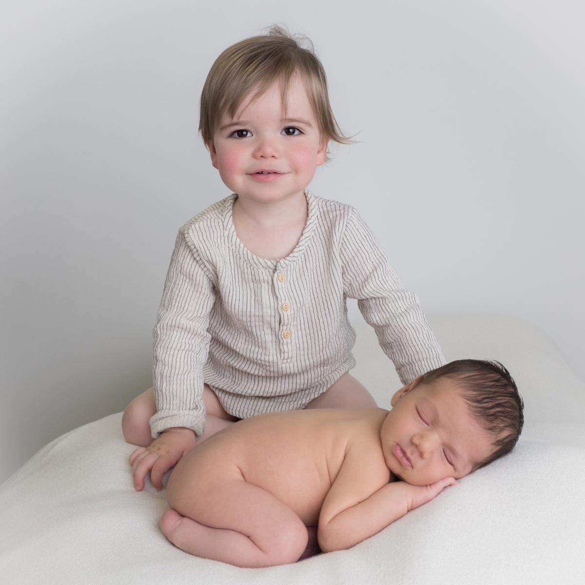 Sibling photos with newborn baby How-To Guide 8
