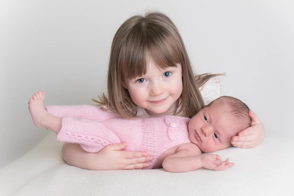 Sibling photos with newborn baby How-To Guide 3