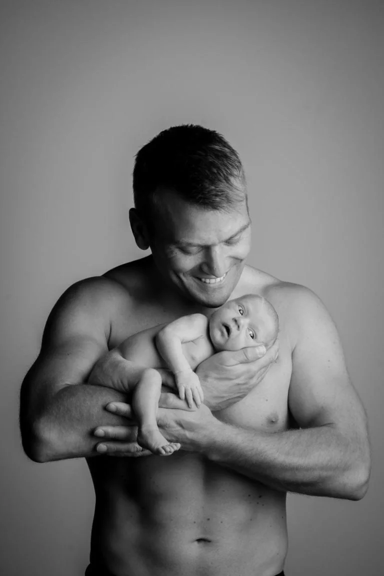 Newborn family photos with siblings and dogs. 32