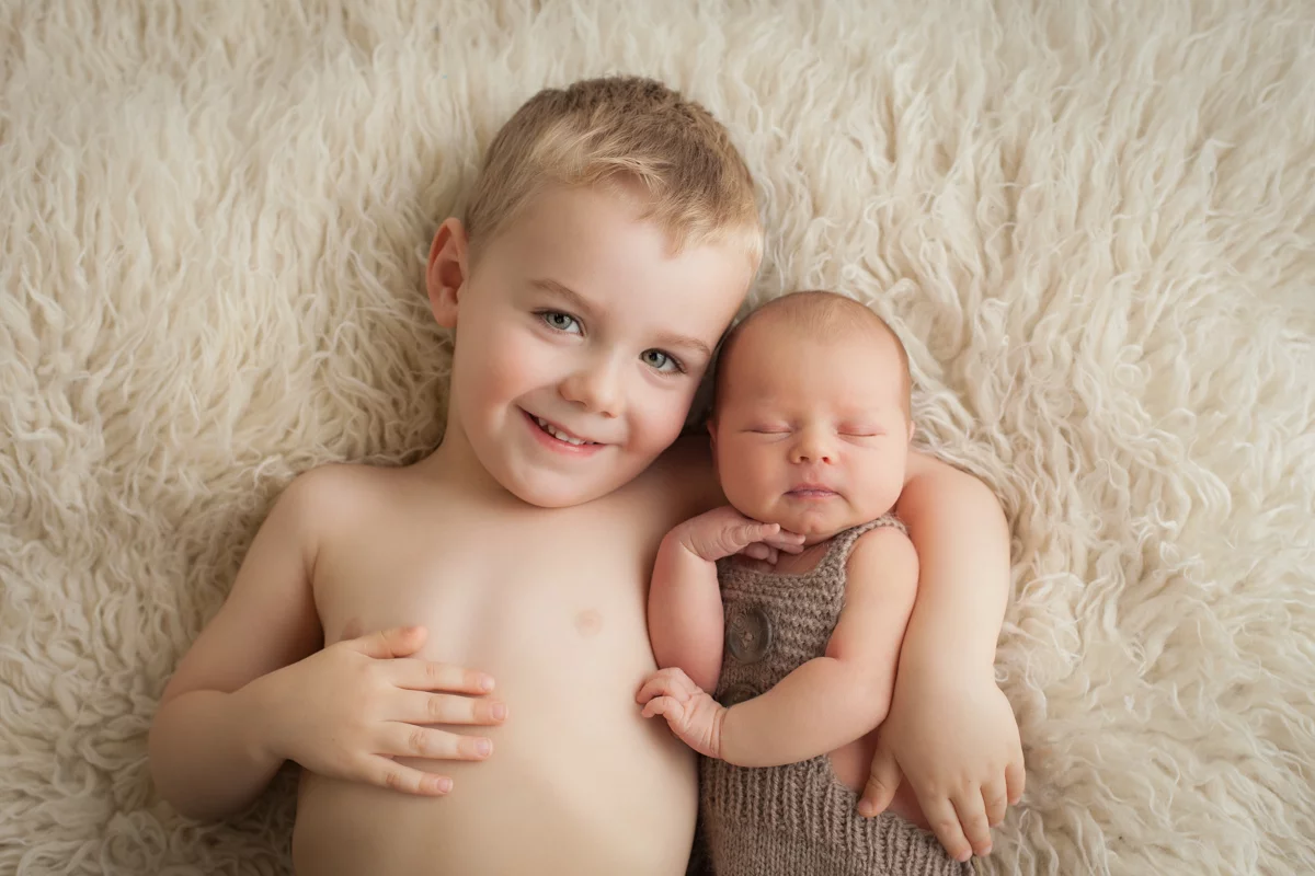 Sibling photos with newborn baby How-To Guide 23
