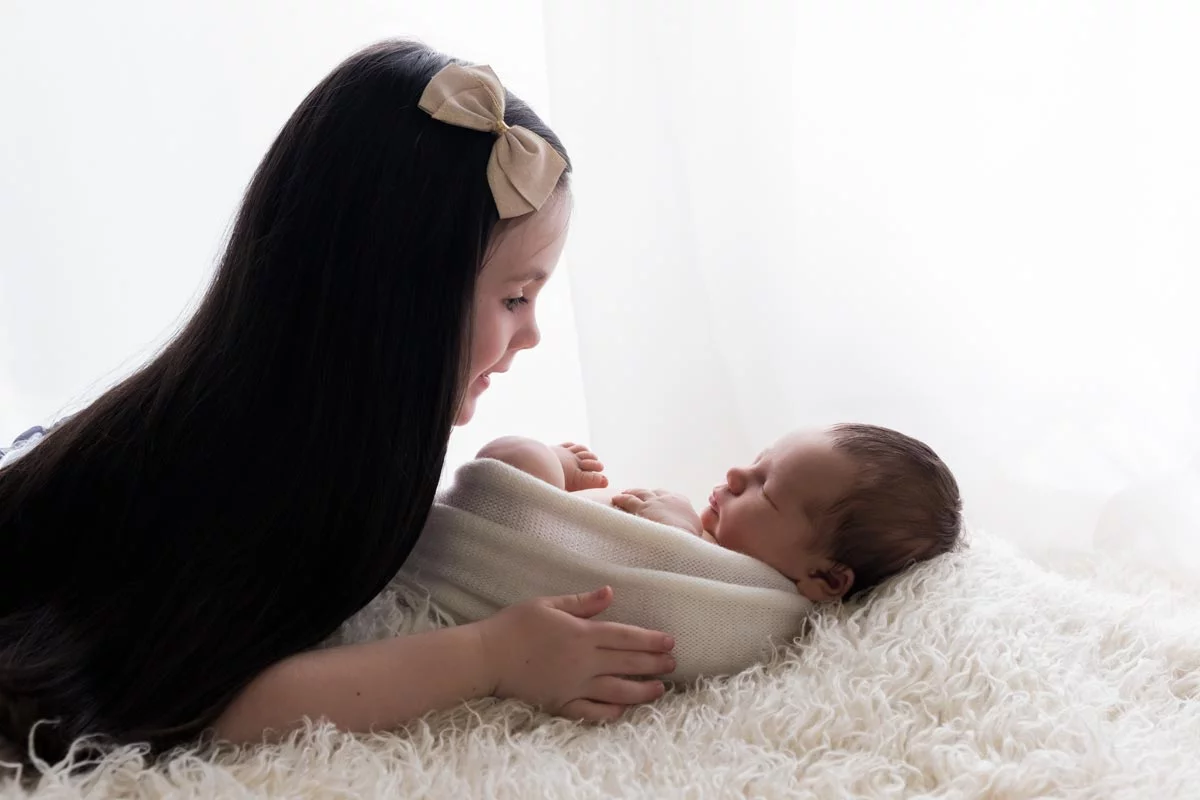Sibling photos with newborn baby How-To Guide 2