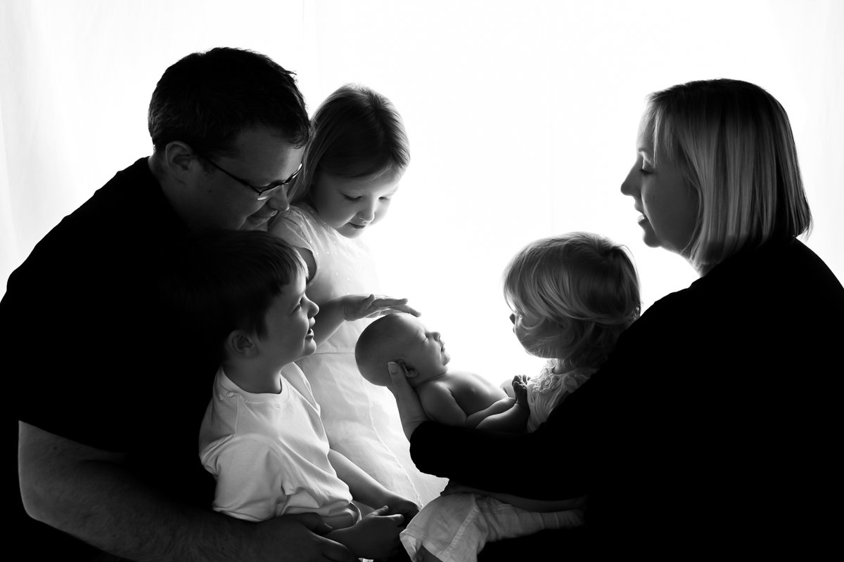 newborn baby family photo with siblings silhouette portrait