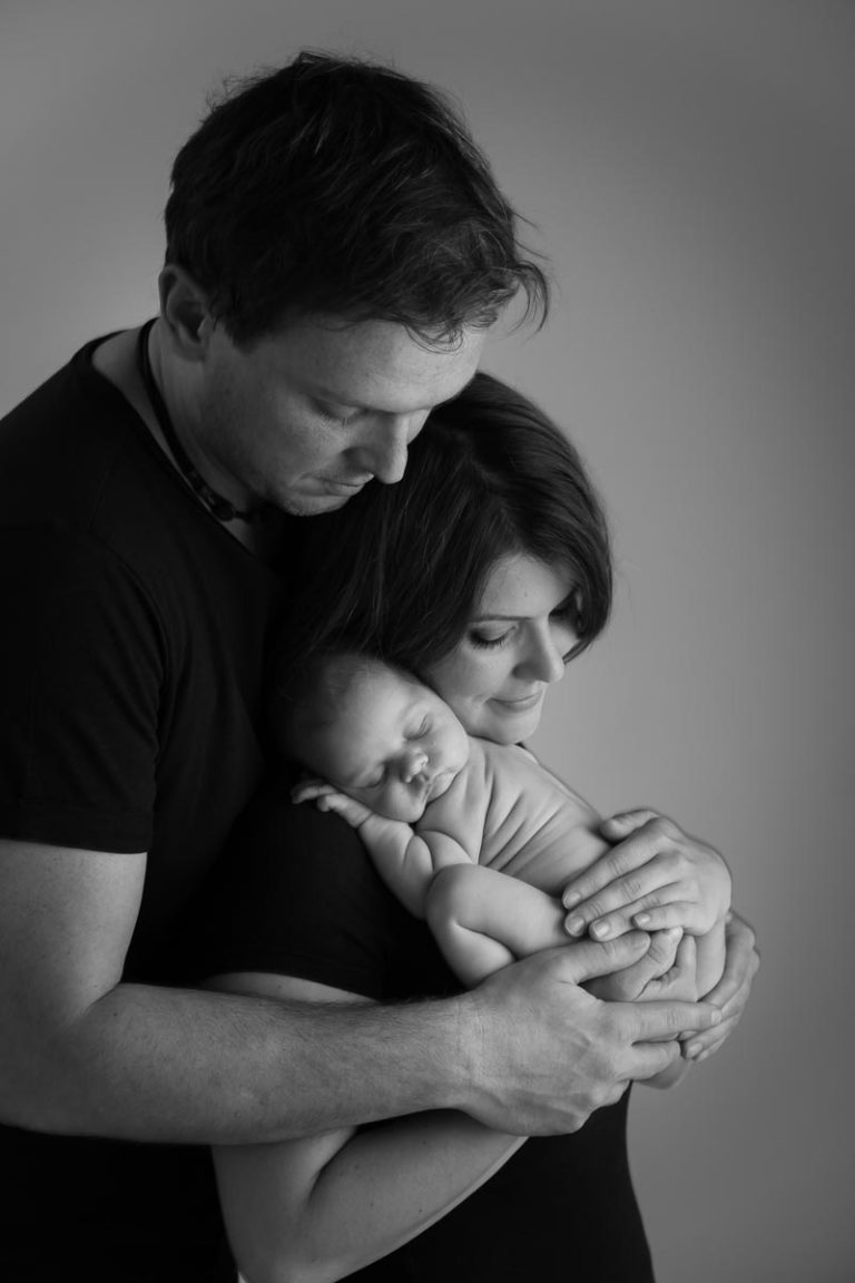 Newborn family photos with siblings and dogs. 26