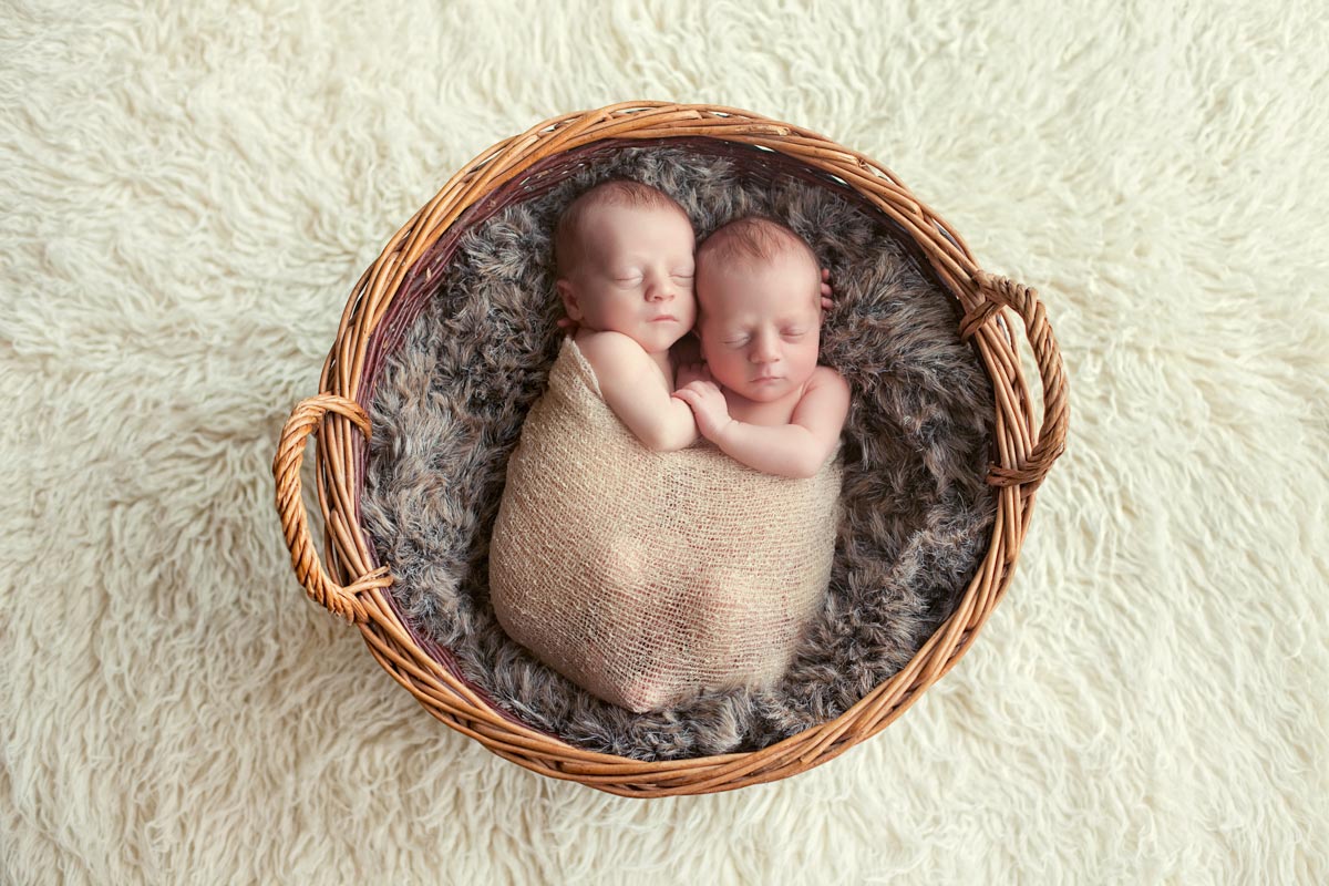 Newborn Twins Photography poses, tips and ideas 13