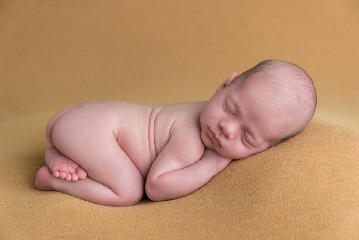 10 NEWBORN PHOTOGRAPHY POSES FOR BEGINNERS INCLUDING CHEAT SHEET 39