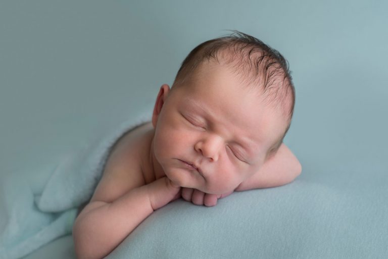 10 NEWBORN PHOTOGRAPHY POSES FOR BEGINNERS INCLUDING CHEAT SHEET 74